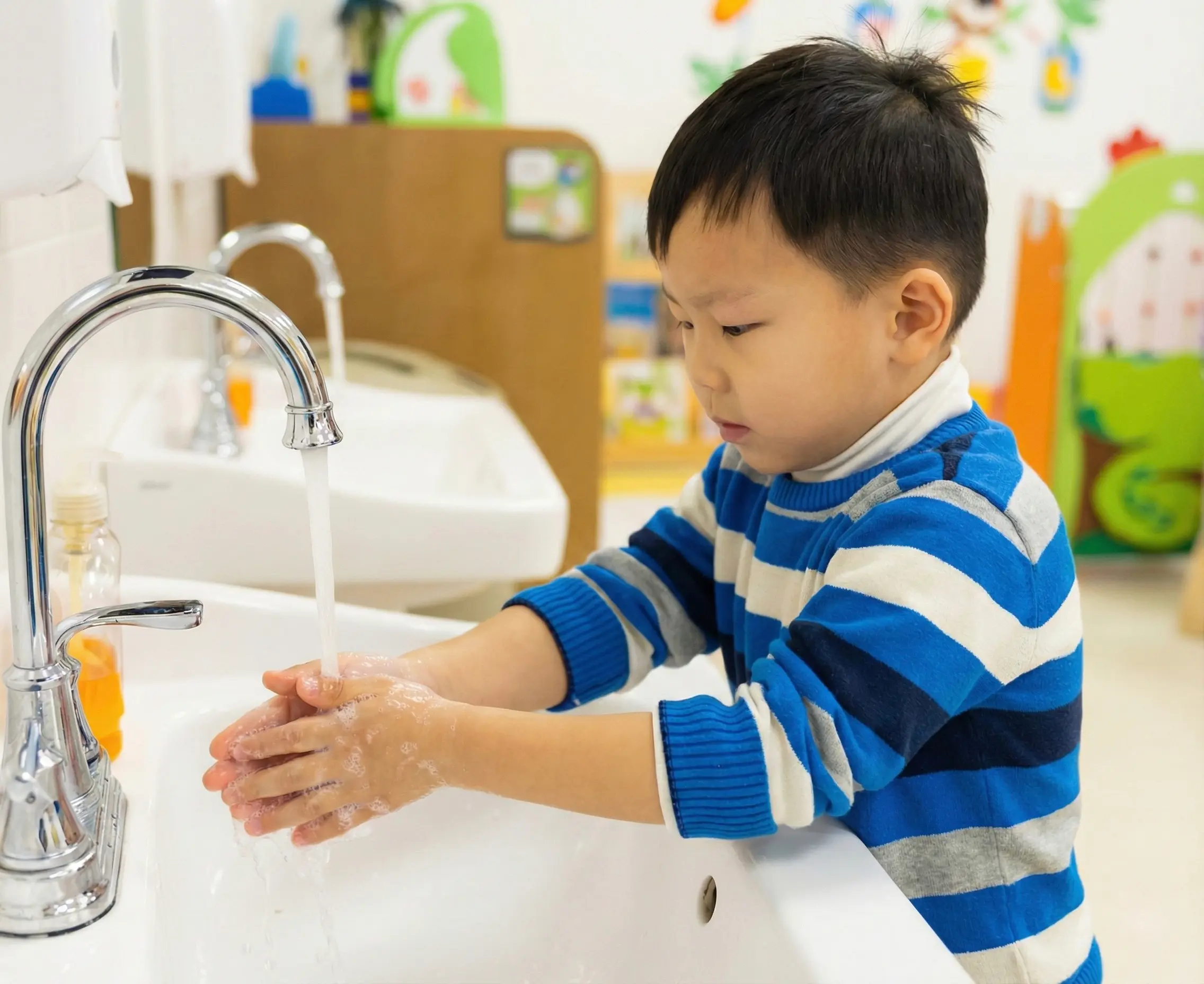 Балалар қолын жуып жатыр